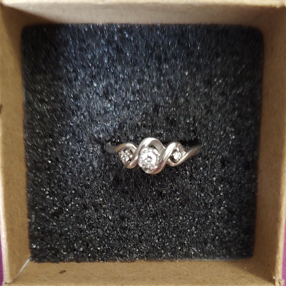 Elegant Silver Twirl Ring - Picture 2 of 8